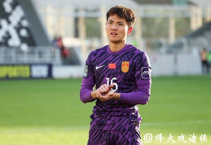 U23国门李昊回应晋级亚洲杯4强：计划有变，继续向前；队友晒门神图，快过年了给你贴上