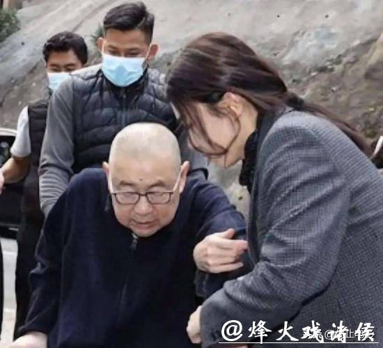 她相貌平平,却拿捏两位千亿富豪,为老头连生两子,现是豪门董事 她相貌平平,却拿捏两位千亿富豪,为老头连生两子,现是豪门董事